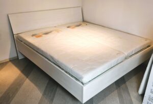 Holzbett Doppelbett 180 x 200 cm in Pinie Weiß mit Polster- oder Holzkopfteil