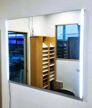 Spiegel für Flur / Garderobe / Schminken mit LED-Beleuchtung