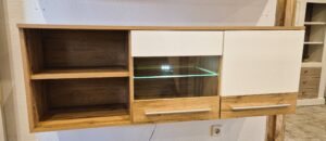 Hängeschrank Vitrine mit Glasausschnitt und LED in Wotan Eiche / Hochglanz Weiß
